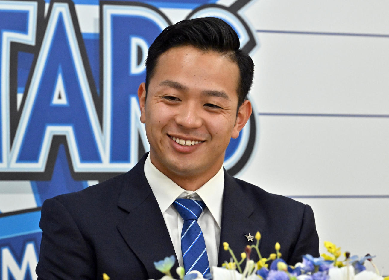 支配下登録され、記者会見するDeNA石川達也（代表撮影）