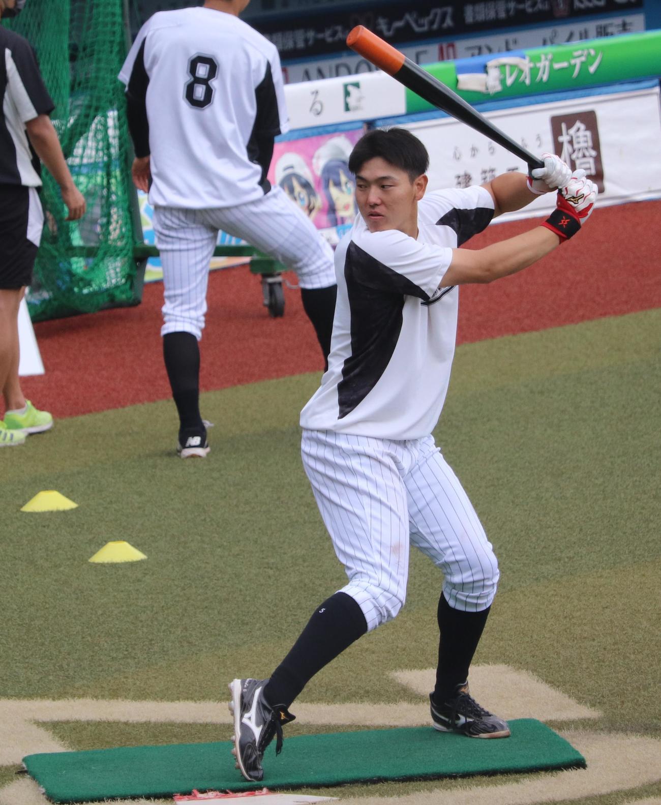トスバッティングを行うロッテ安田（撮影・古川真弥）