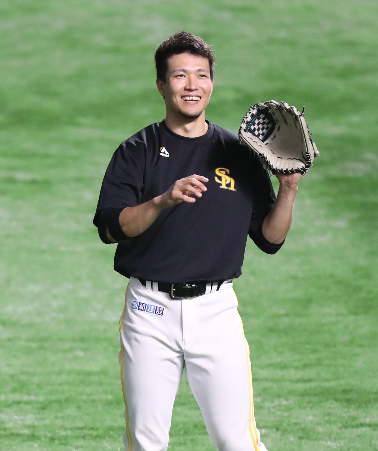 練習中に笑顔を見せる千賀（撮影・屋方直哉）