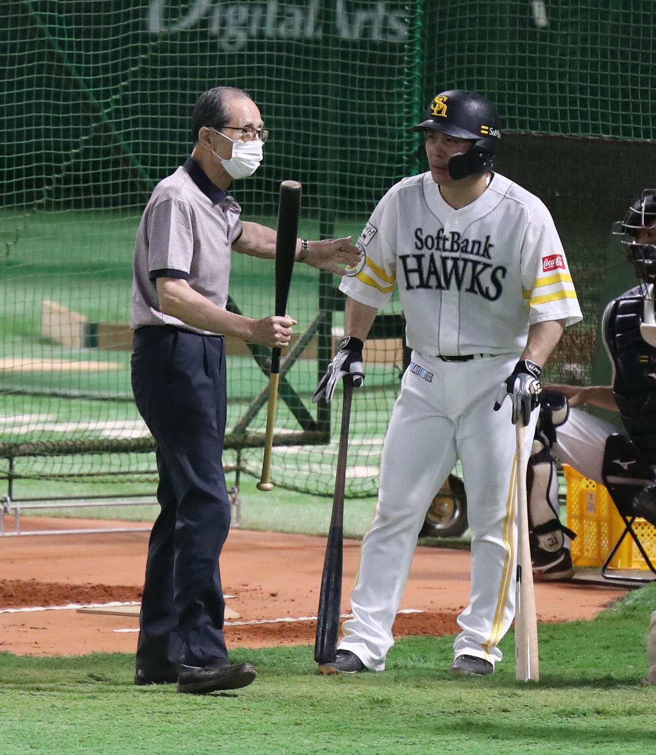 甲斐（右）に打撃指導をする王球団会長（撮影・屋方直哉）