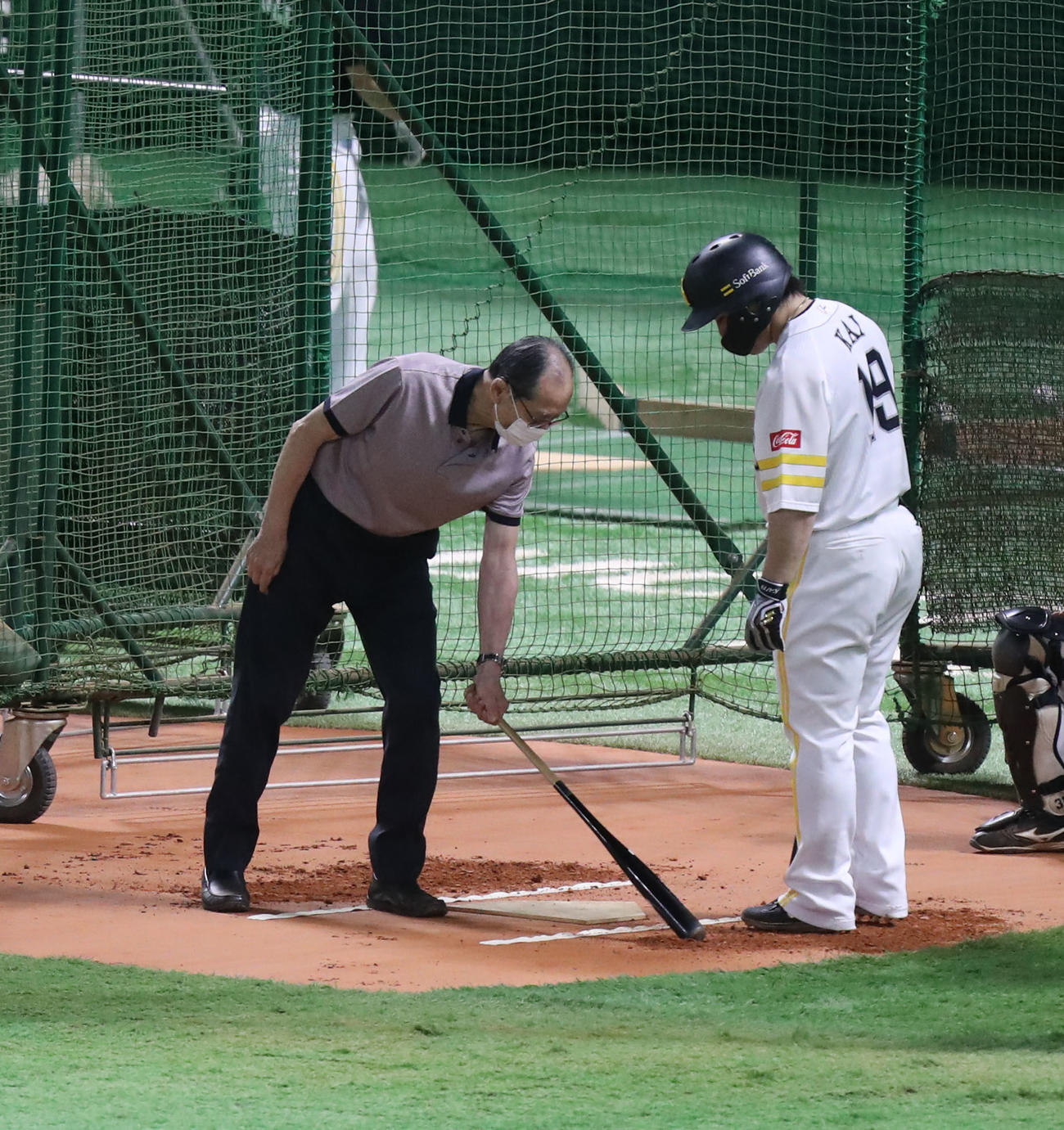 甲斐（右）に打撃指導をする王球団会長（撮影・屋方直哉）
