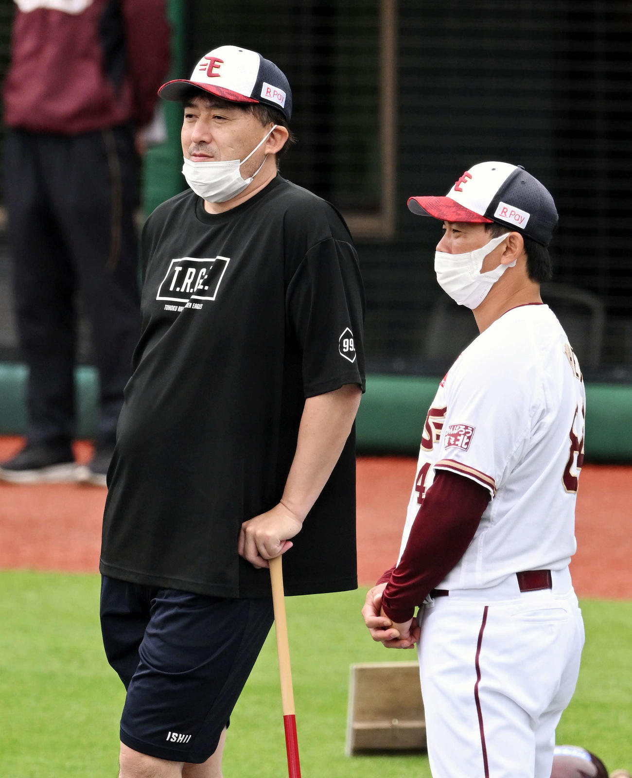 練習を見守る石井GM兼監督（左）と雄平2軍打撃コーチ（撮影・滝沢徹郎）