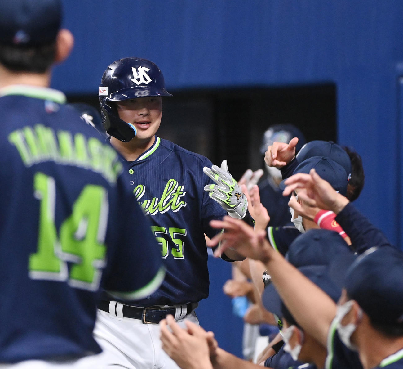 中日対ヤクルト　1回表ヤクルト無死満塁、右越え満塁本塁打を放った村上（撮影・森本幸一）
