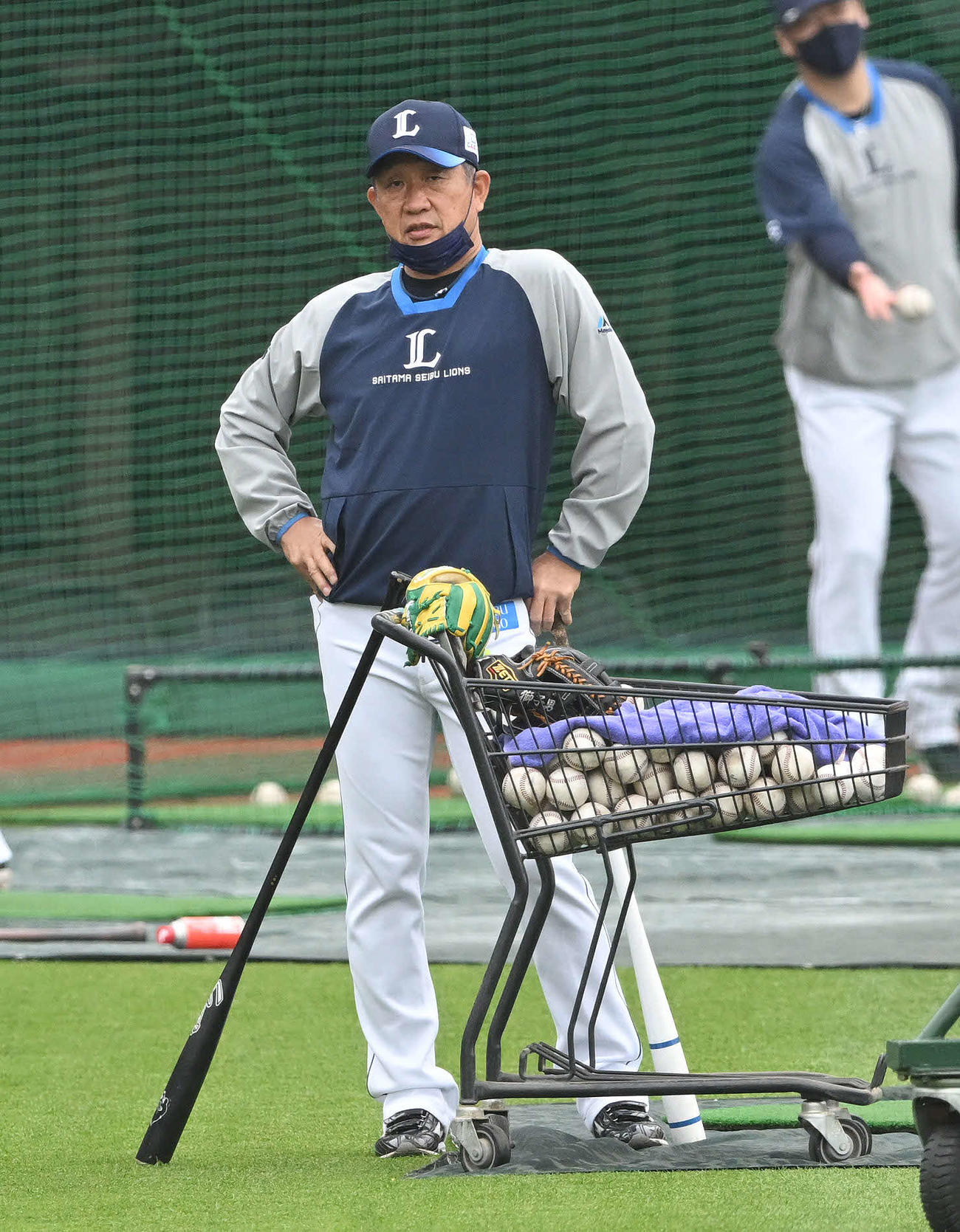 練習を見守る西武辻監督（撮影・滝沢徹郎）