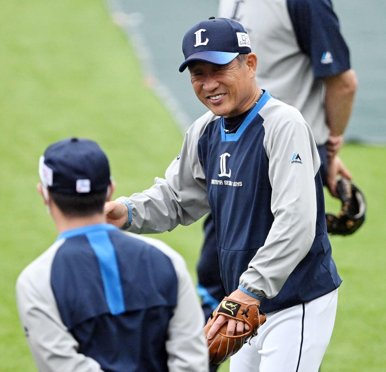 練習で笑顔の西武辻監督（撮影・滝沢徹郎）