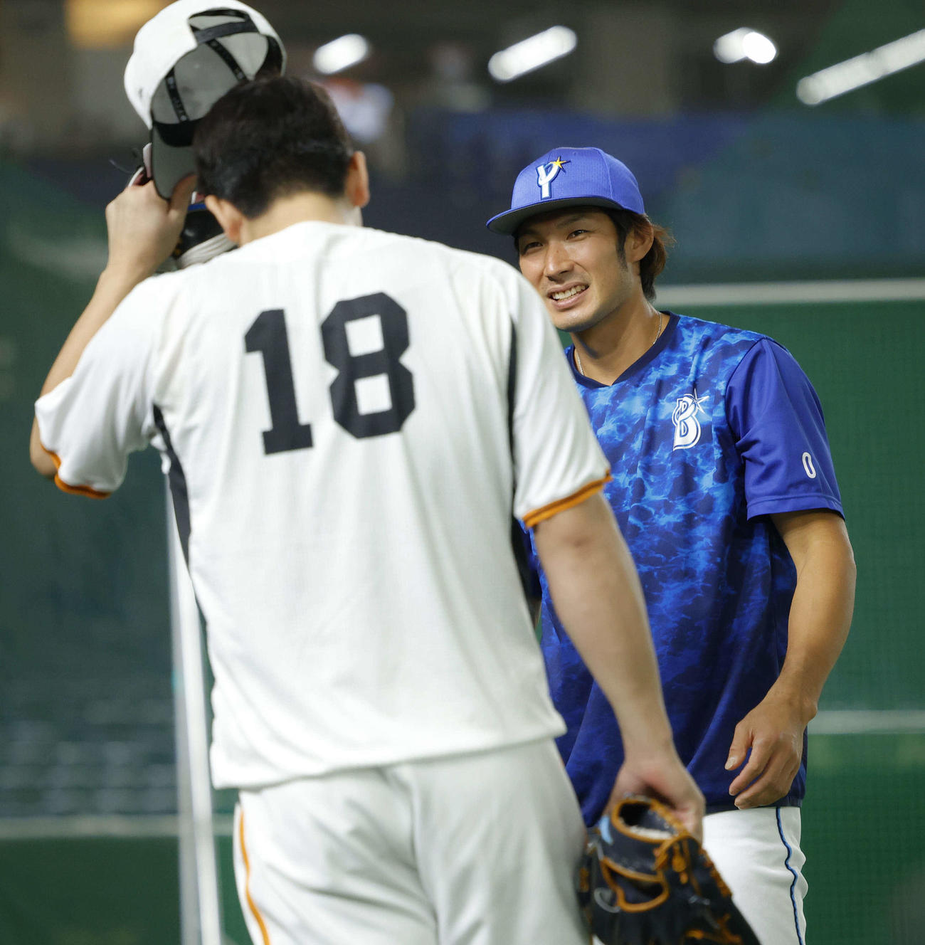 巨人対DeNA　試合前、巨人菅野（左）にあいさつするDeNA大田（撮影・河田真司）