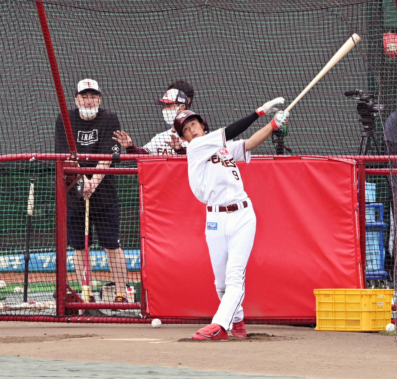 楽天吉野（手前）のフリー打撃を見守る石井GM兼監督（左）と雄平2軍打撃コーチ（撮影・滝沢徹郎）