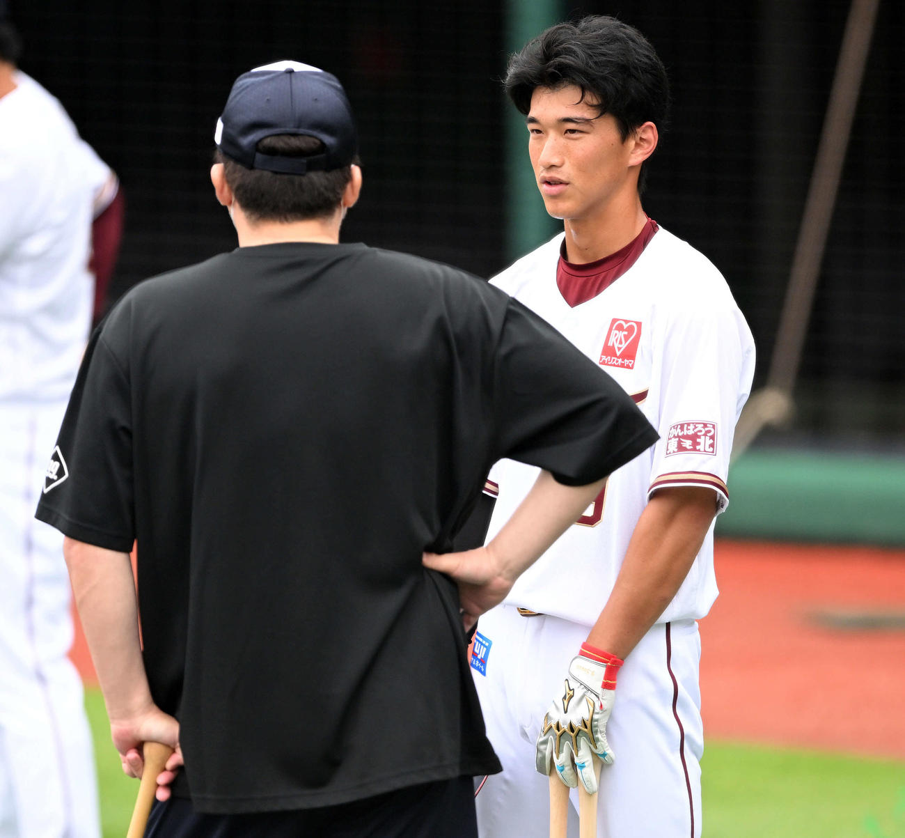 楽天石井GM兼監督（手前）と話す吉野（撮影・滝沢徹郎）