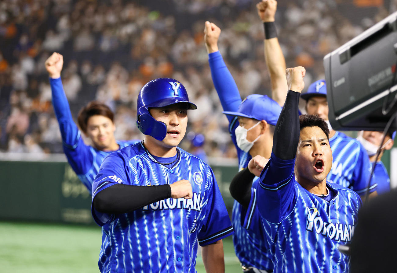 巨人対DeNA 1回表DeNA2死、中越え先制ソロ本塁打を放ちポーズを決める佐野（飛左）（撮影・垰建太）