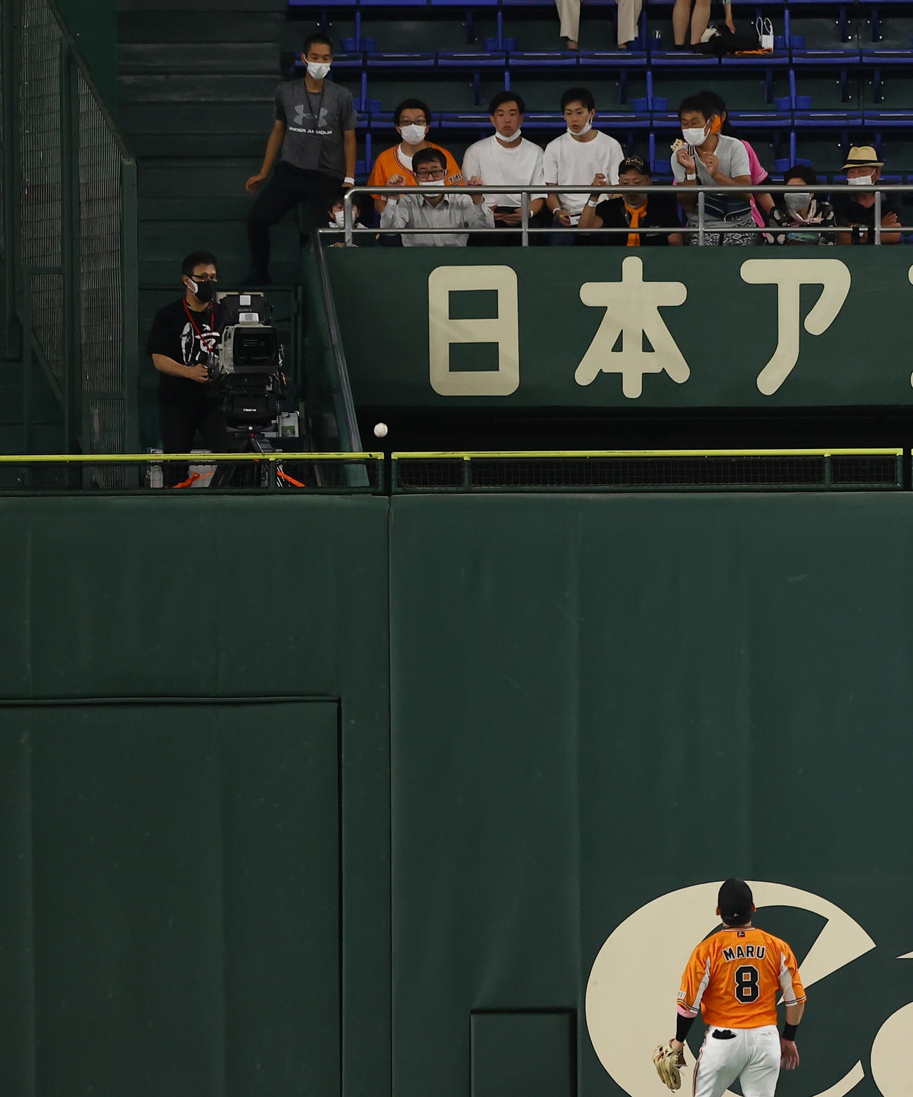 巨人対DeNA 1回表DeNA2死、先制ソロ本塁打を放った佐野の打球（撮影・垰建太）