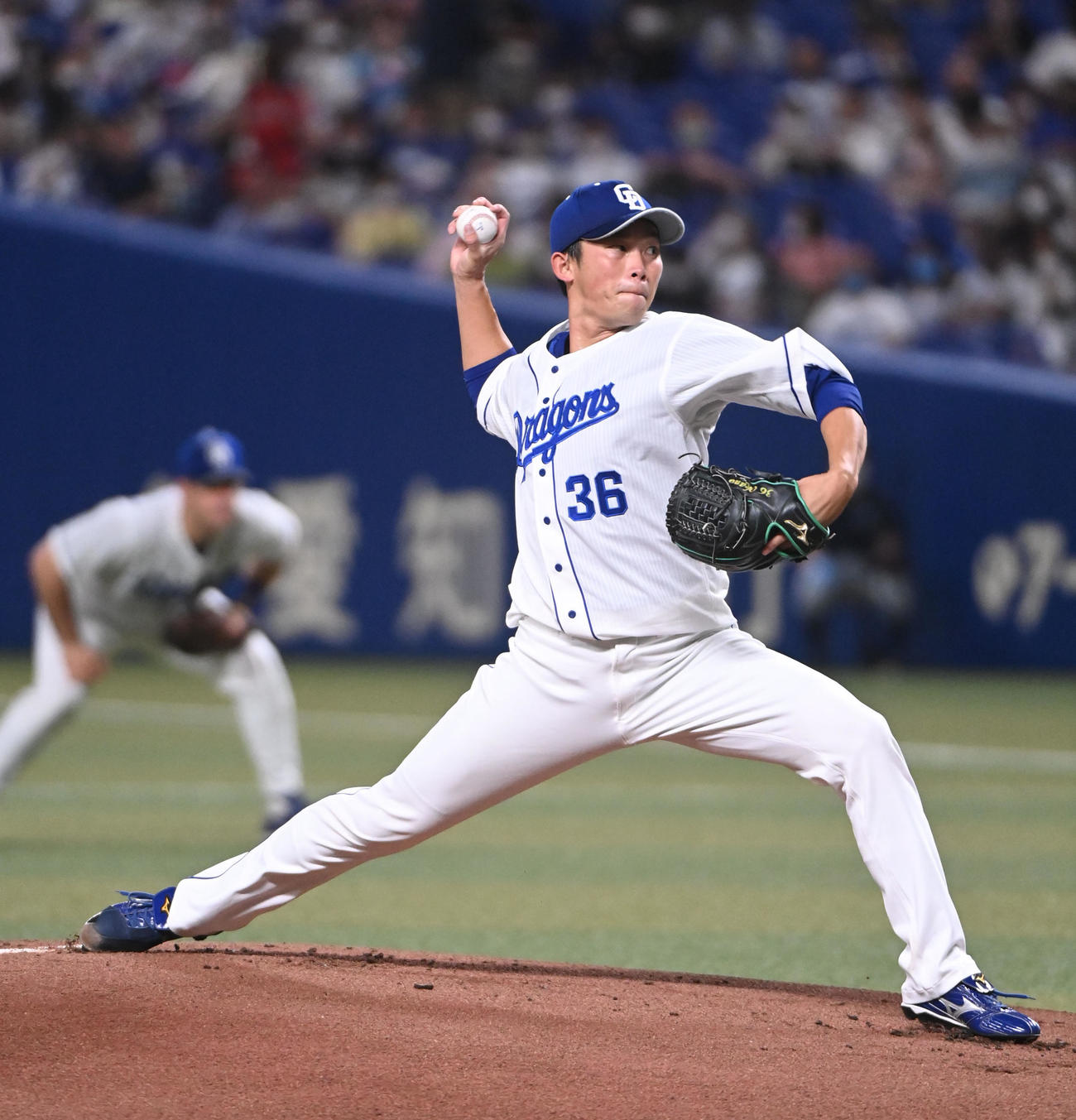 中日対ヤクルト　力投する中日先発の岡野（撮影・森本幸一）