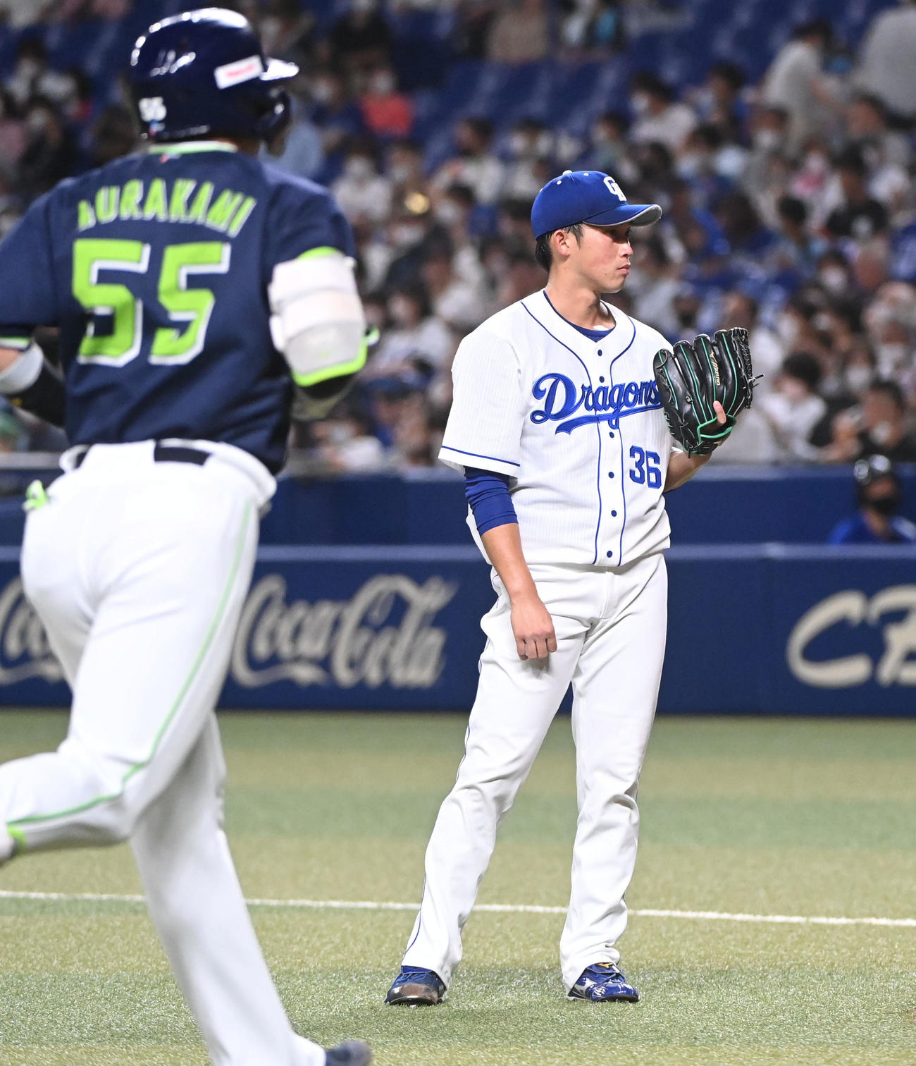 中日対ヤクルト　1回表ヤクルト無死満塁、村上に右越え満塁本塁打を打たれた中日先発の岡野（右）（撮影・森本幸一）