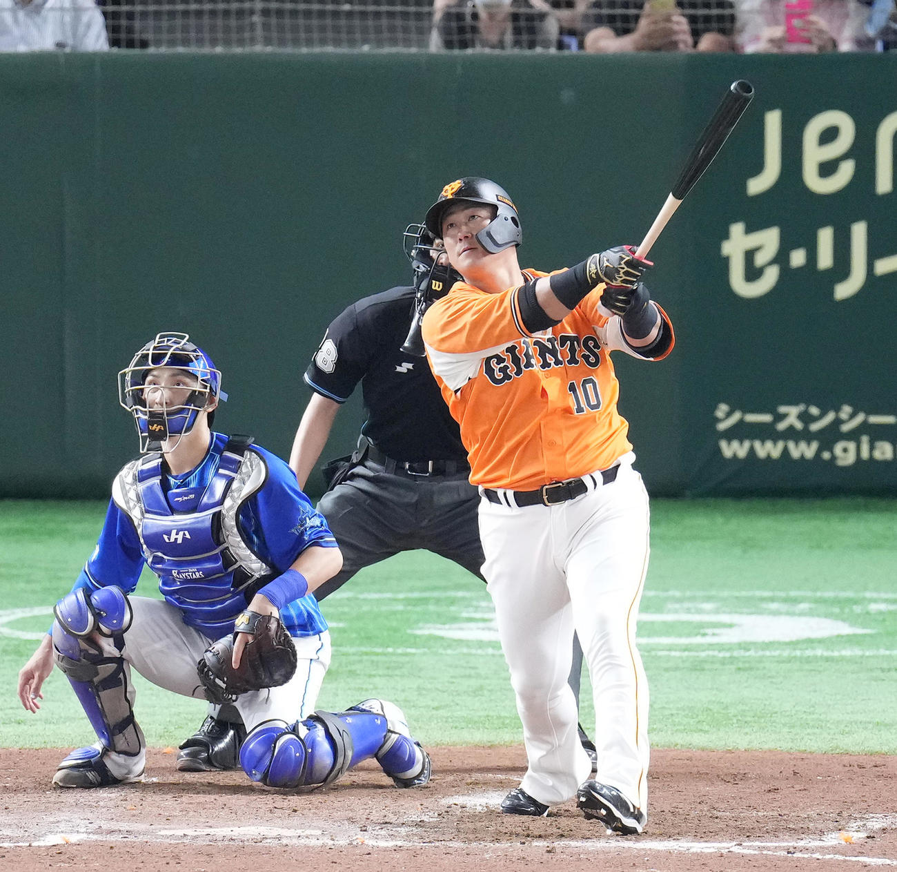 巨人対DeNA 6回裏巨人2死二塁、右越えに2点本塁打を放つ代打中田（撮影・菅敏）