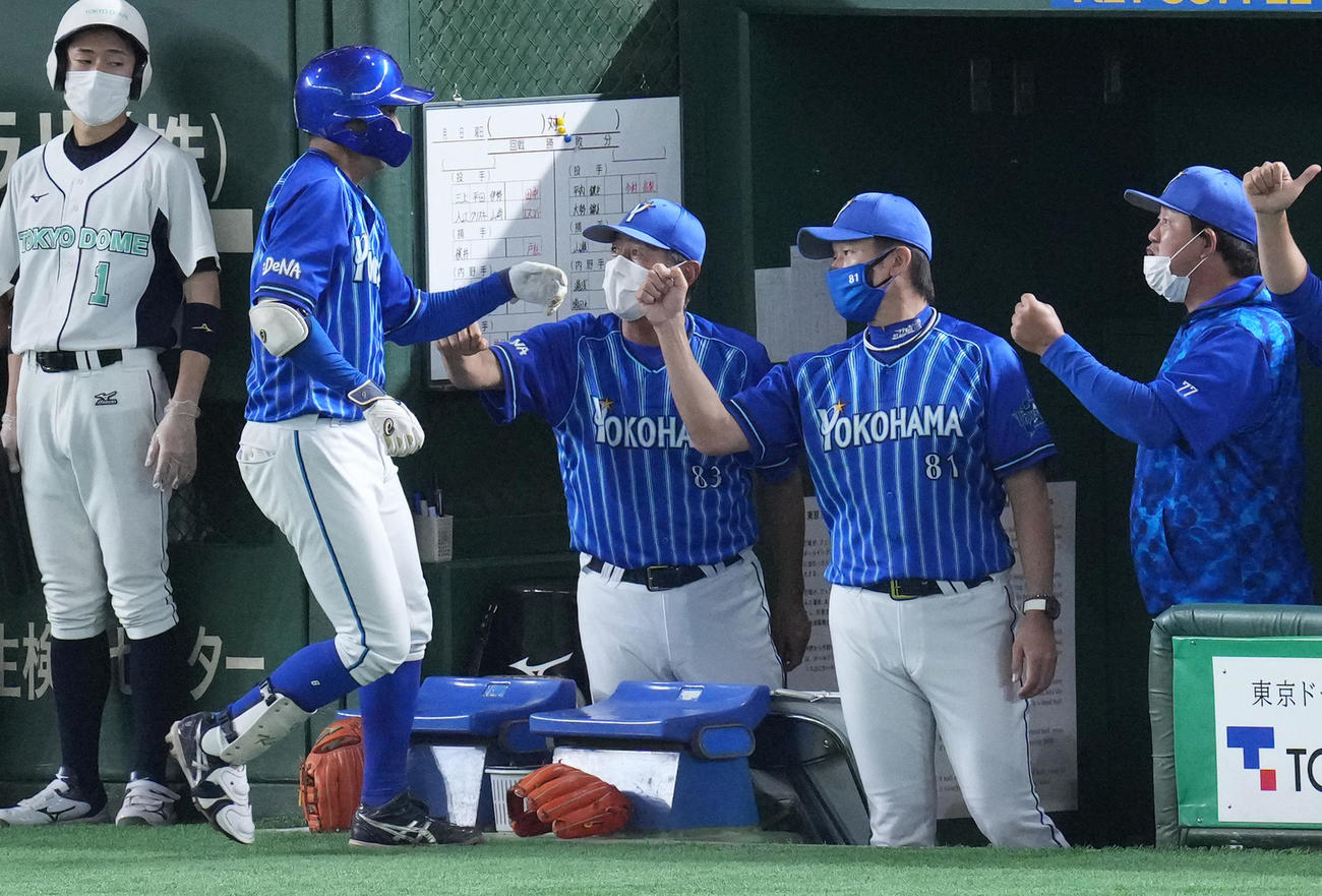 巨人対DeNA 6回表DeNA無死二塁、右中間に2点本塁打を放ち、三浦監督（右から2人目）に迎えられる森（左端）（撮影・菅敏）