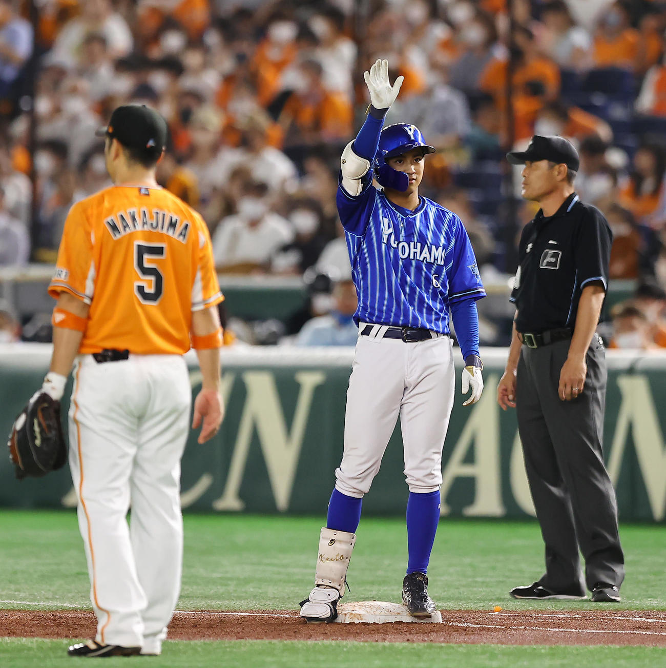 巨人対DeNA 2回表DeNA1死一、三塁、適時打を放ちベンチに手を挙げる森（撮影・垰建太）