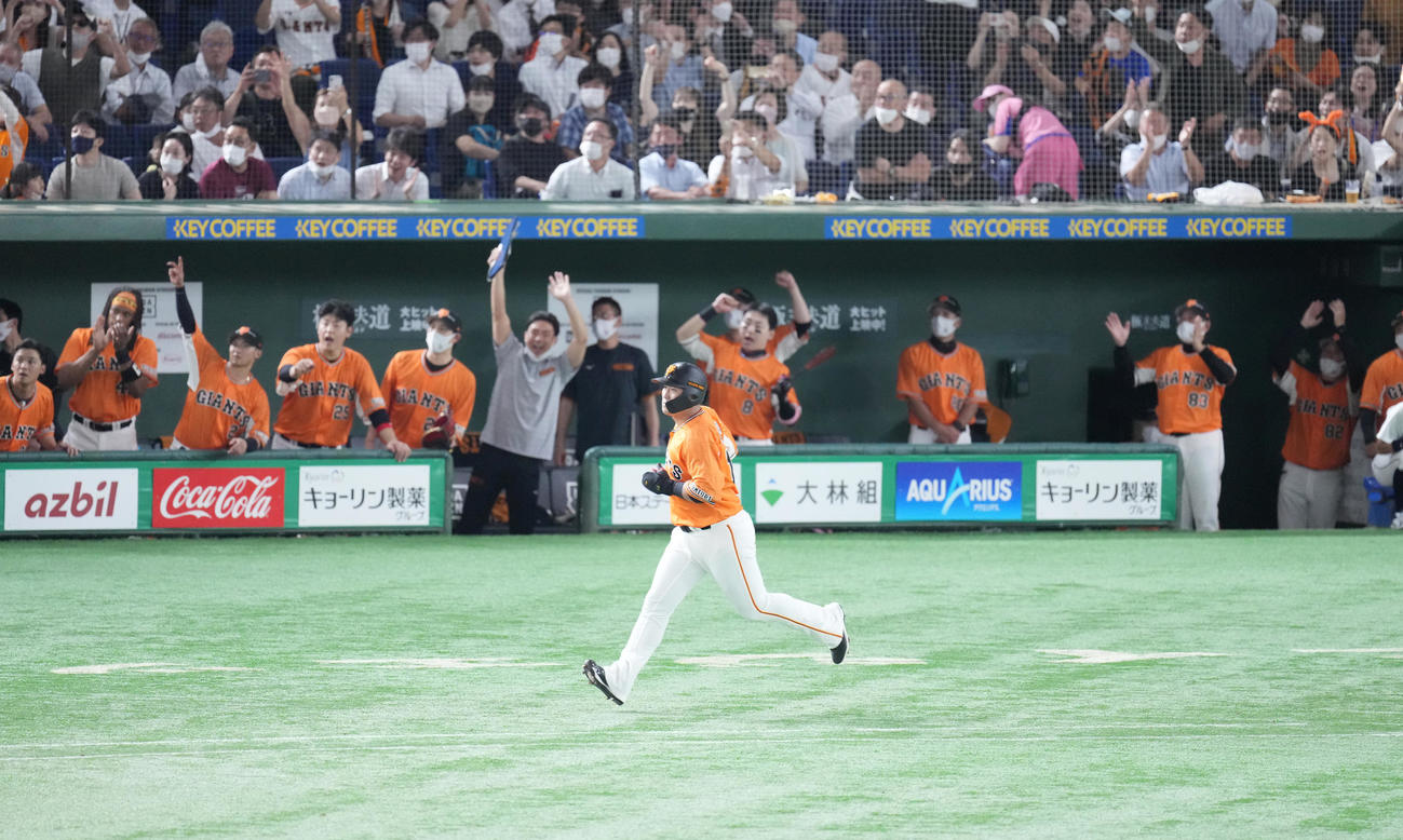 巨人対DeNA 6回裏巨人2死二塁、右越えに2点本塁打を放ち、ダイヤモンドを回る代打中田（撮影・菅敏）