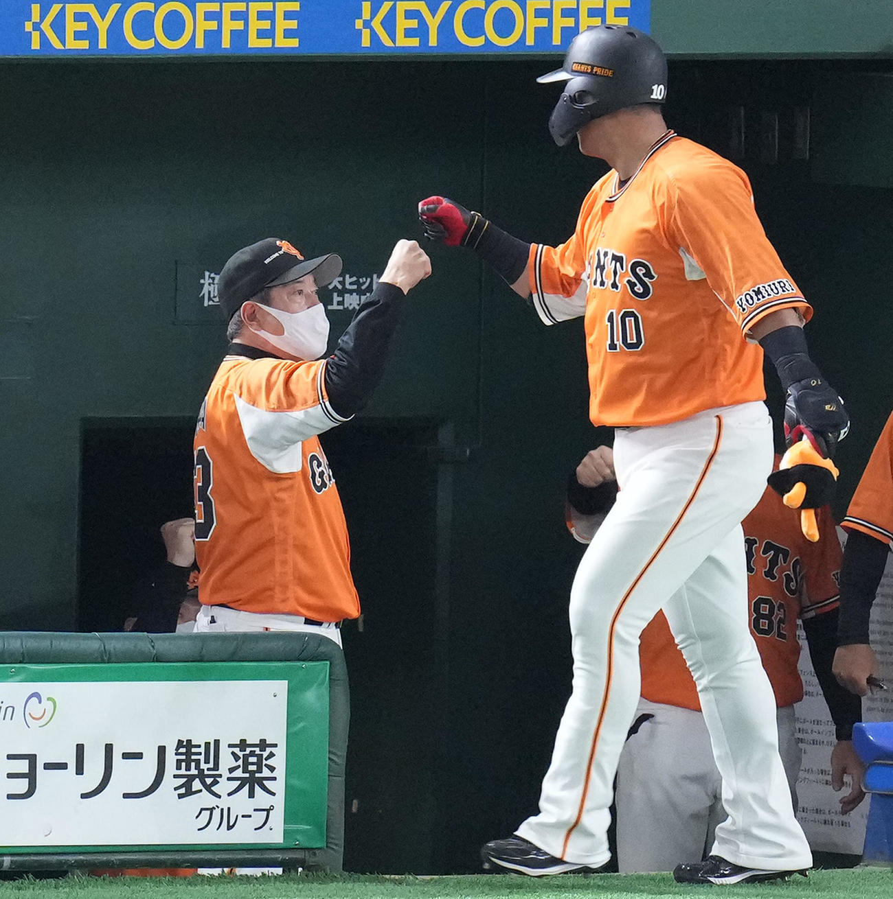 人対DeNA 6回裏巨人2死二塁、右越えに2点本塁打を放ち、原監督（左）にタッチで迎えられる代打中田（撮影・菅敏）