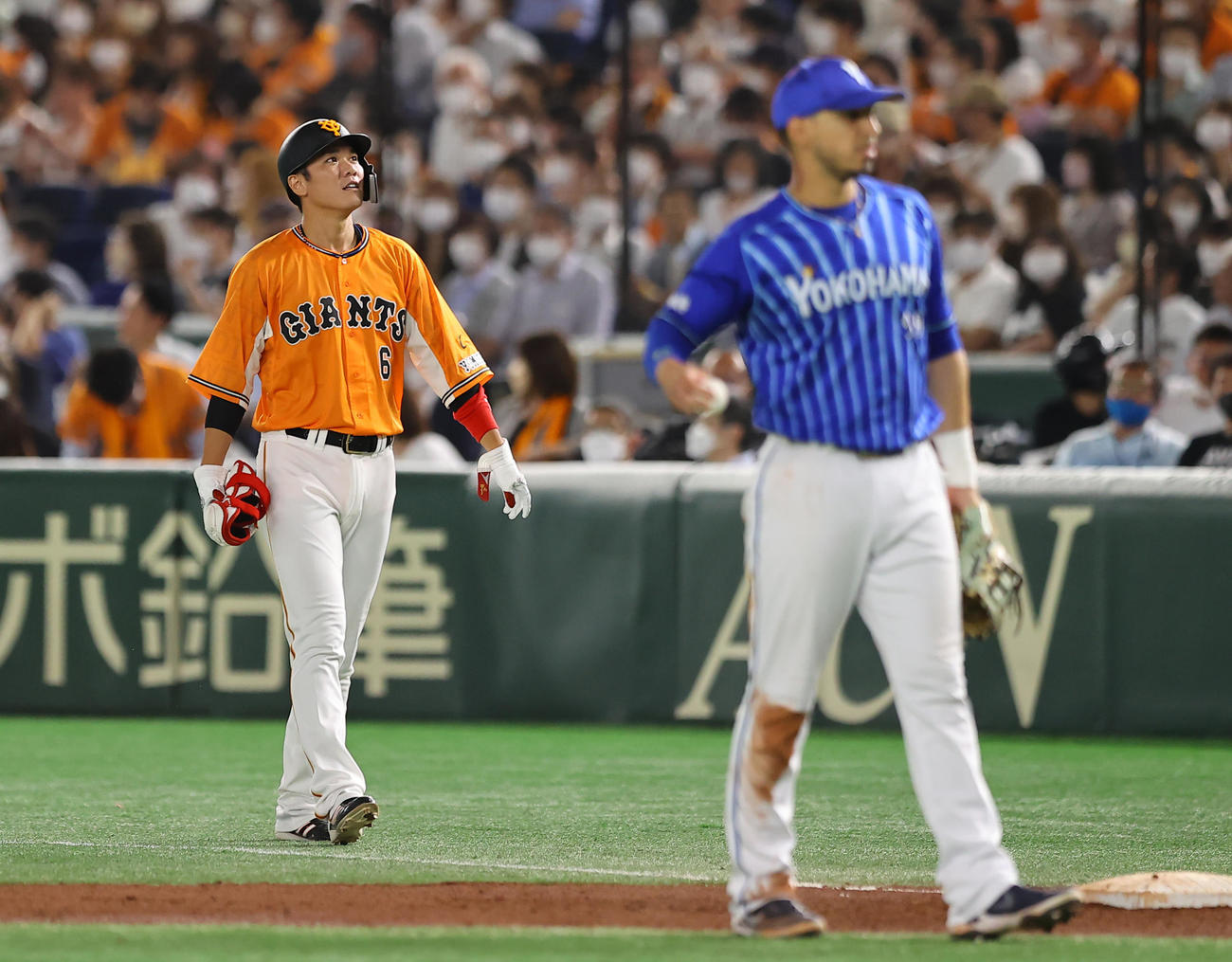 巨人対DeNA 4回裏巨人無死一塁、三ゴロで悔しげな坂本（左）（撮影・垰建太）