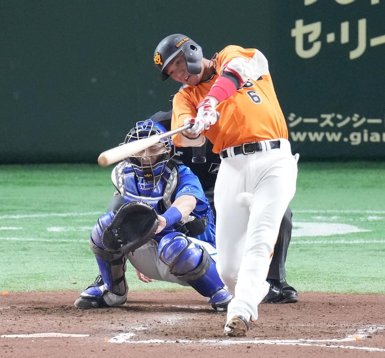 巨人対DeNA 6回裏巨人1死一塁、左適時二塁打を放つ坂本（撮影・菅敏）