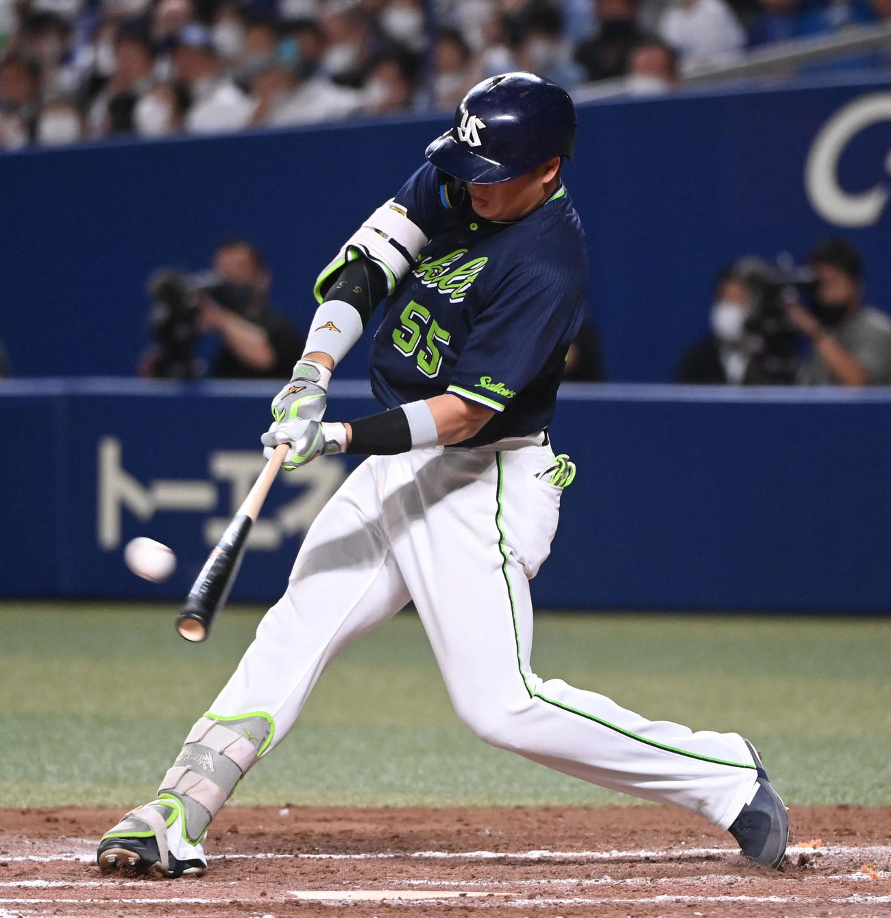 中日対ヤクルト　8回表ヤクルト2死一塁、右中間へ2点本塁打を放つ村上（撮影・森本幸一）