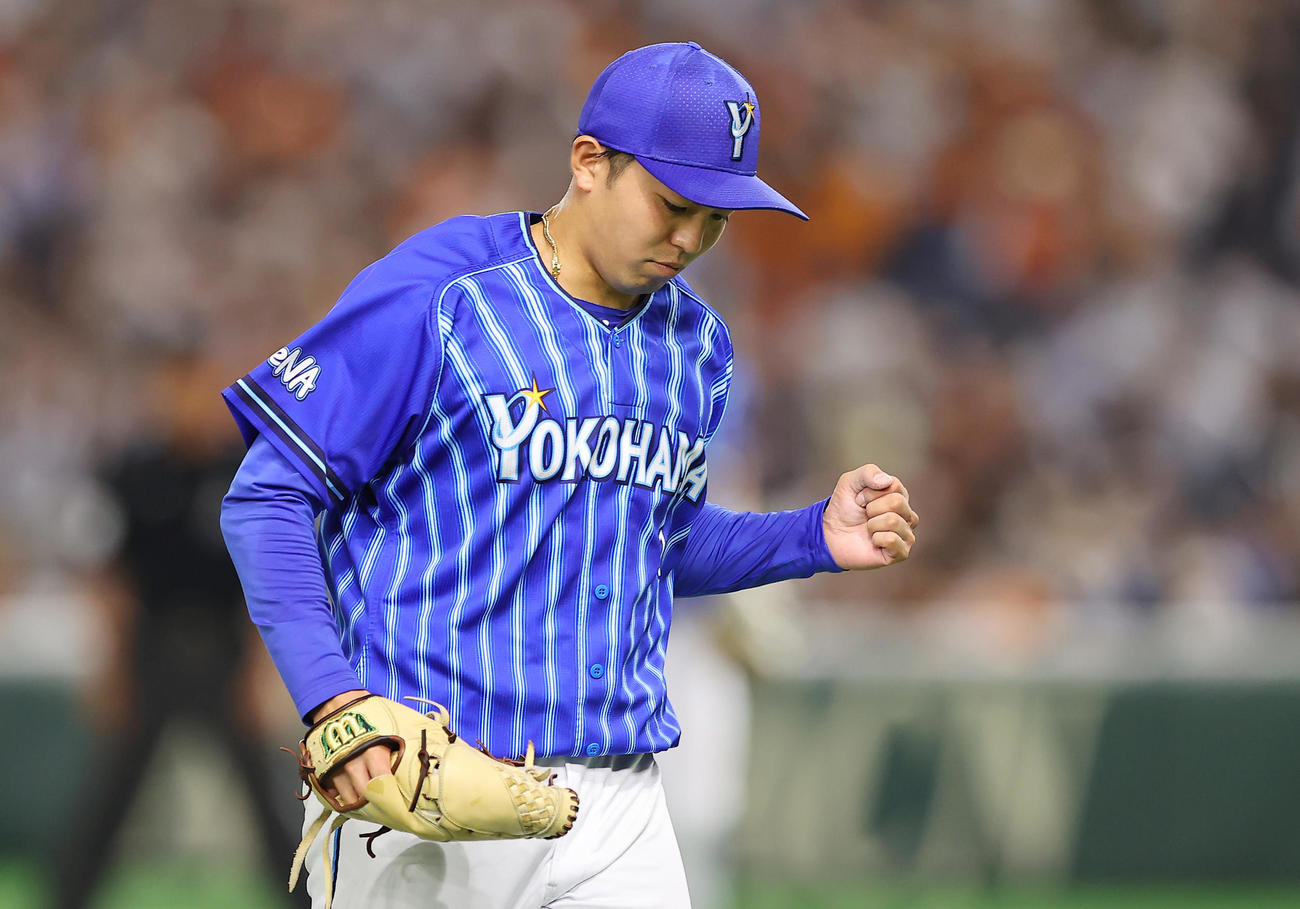 巨人巨人対DeNA 3回裏巨人の攻撃を無失点に抑えガッツポーズするDeNA東（撮影・垰建太）