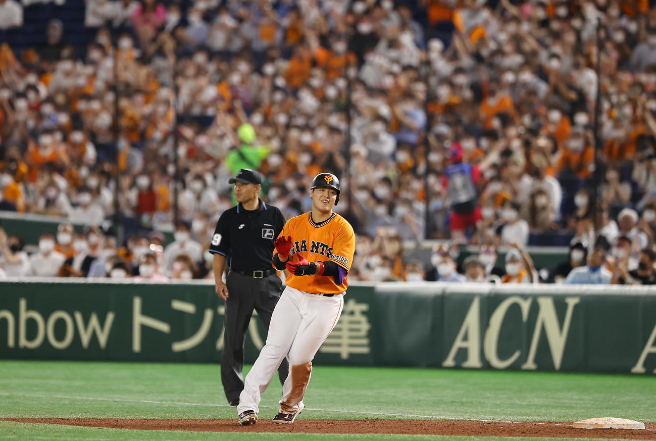 巨人対DeNA 7回裏巨人1死一、二塁、中前適時打を放ち笑顔で手をたたく岡本和（撮影・垰建太）
