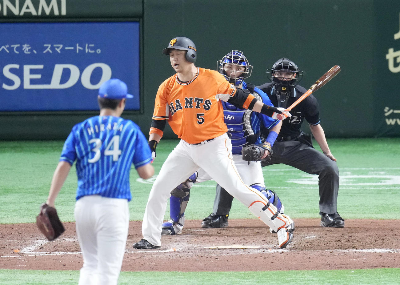 巨人対DeNA 7回裏巨人2死一、二塁、見逃しの三振に倒れる中島。投手田中健（撮影・菅敏）