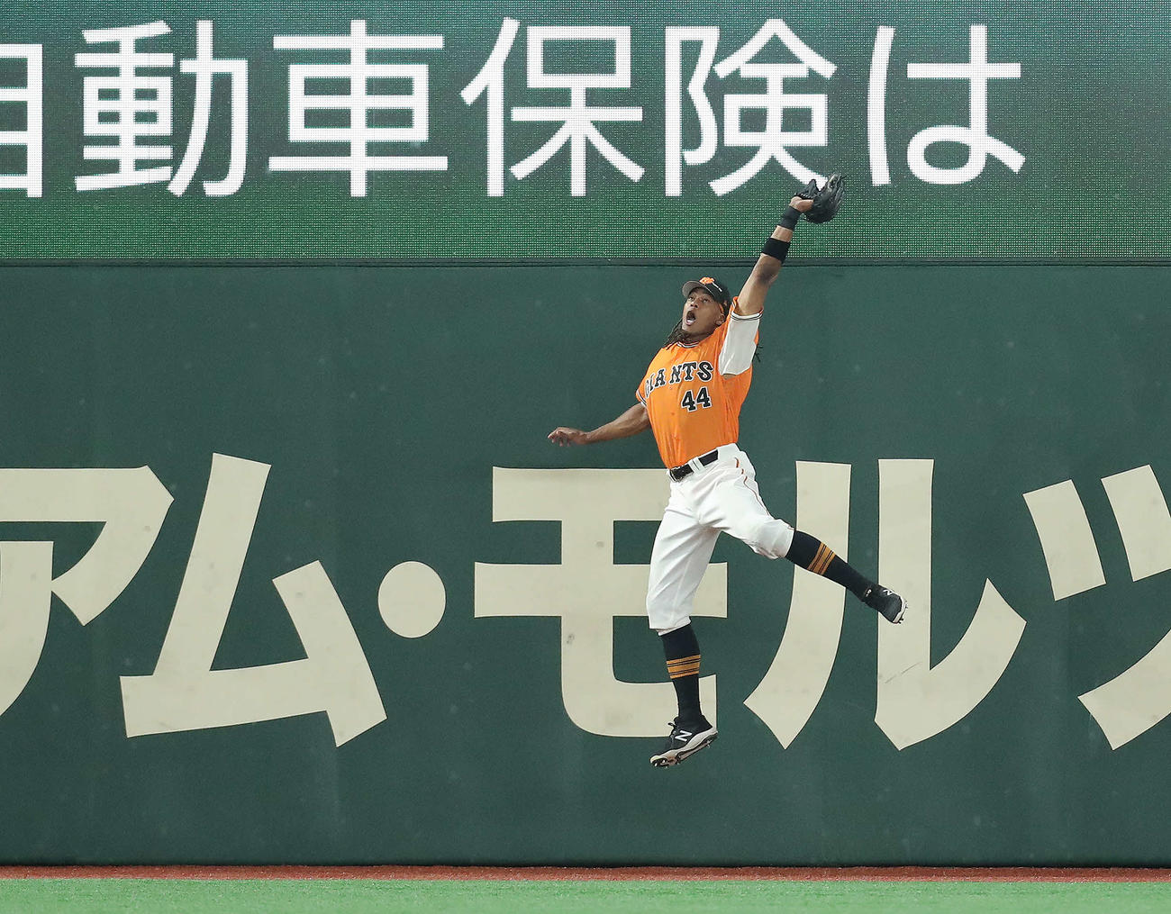 巨人対DeNA 3回表DeNA無死、佐野の左飛を好捕するウォーカー（撮影・河田真司）