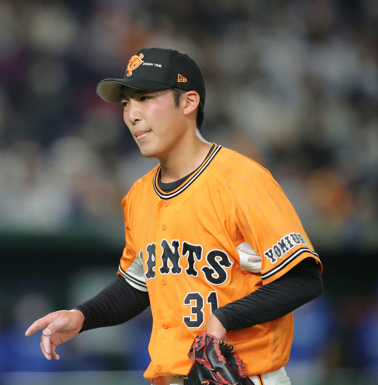 巨人対DeNA 2回表に2失点し険しい表情でベンチに戻る赤星（撮影・河田真司）