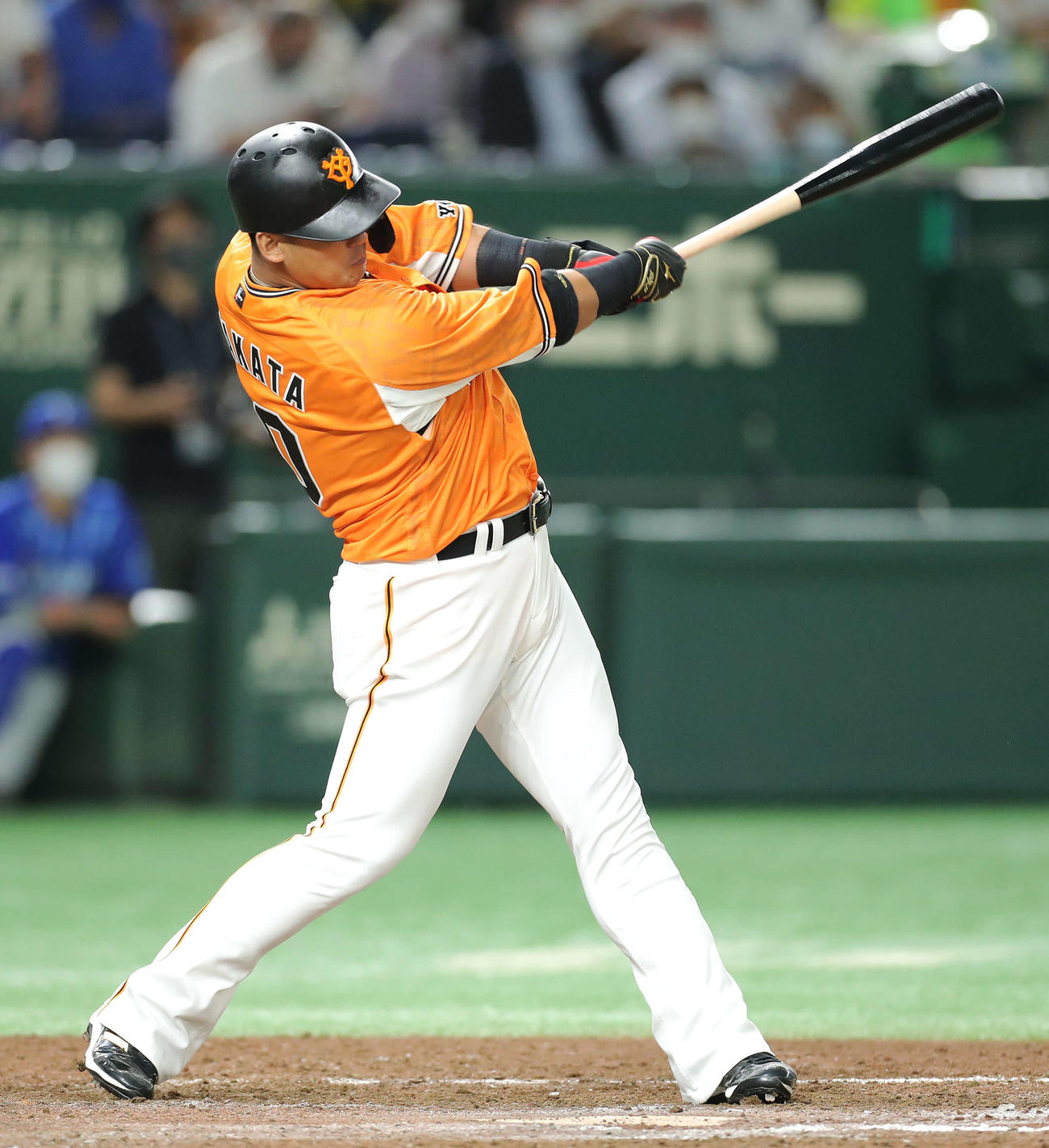 巨人対DeNA 6回裏巨人2死二塁、右越え2点本塁打を放つ中田（撮影・河田真司）