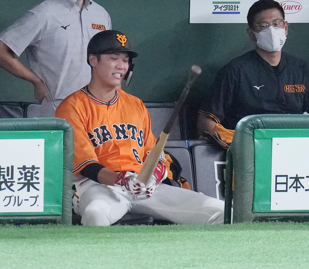 巨人対DeNA 7回裏巨人1死一、二塁、見逃しの三振に倒れ、悔しそうにバットをたたきつける坂本（撮影・菅敏）