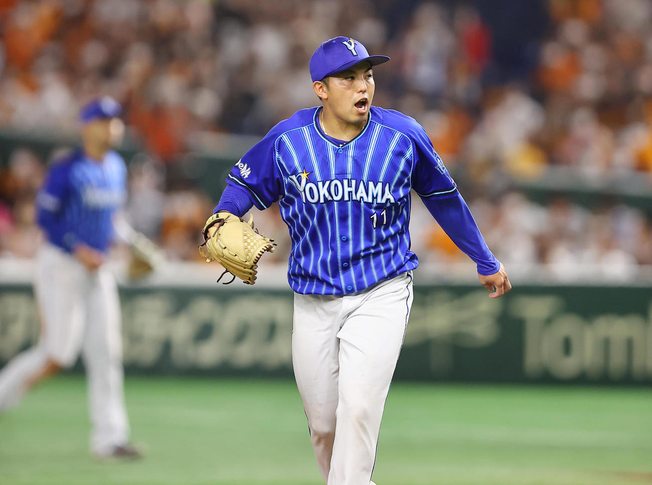 巨人対DeNA 4回裏巨人2死二、三塁、増田陸を三振に仕留めほえる東（撮影・垰建太）