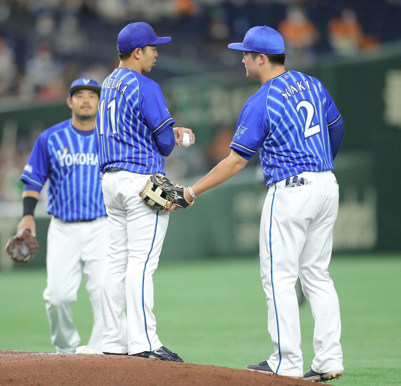 巨人対DeNA 6回裏巨人2死二塁、降板する東（左）（撮影・河田真司）