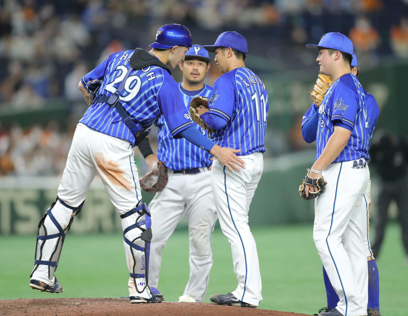 巨人対DeNA 6回裏巨人2死二塁、降板する東（中央）（撮影・河田真司）