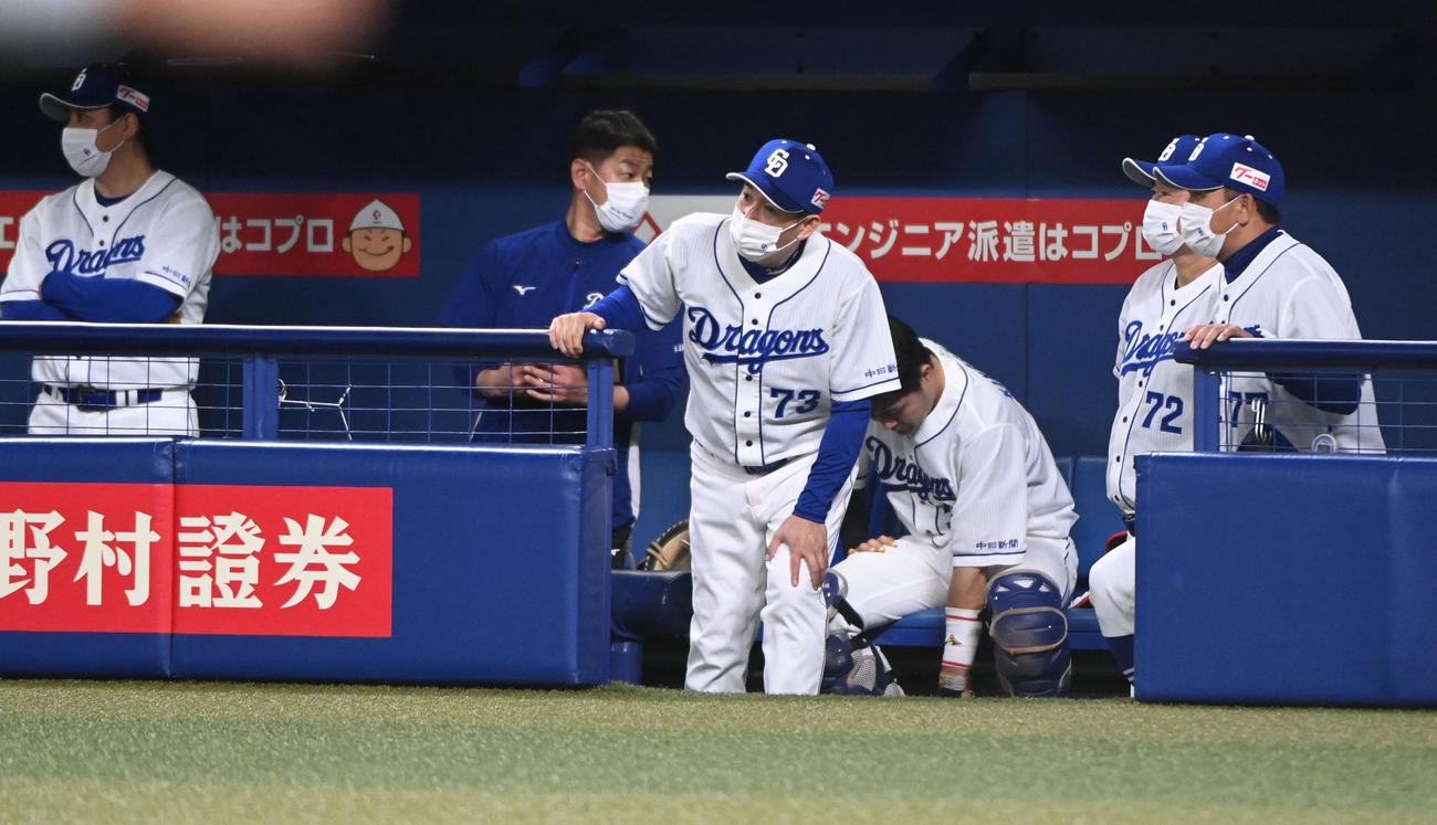 中日対ヤクルト　5回終了、選手交代を告げるため足取り重そうにベンチを出る立浪監督（中央）（撮影・森本幸一）