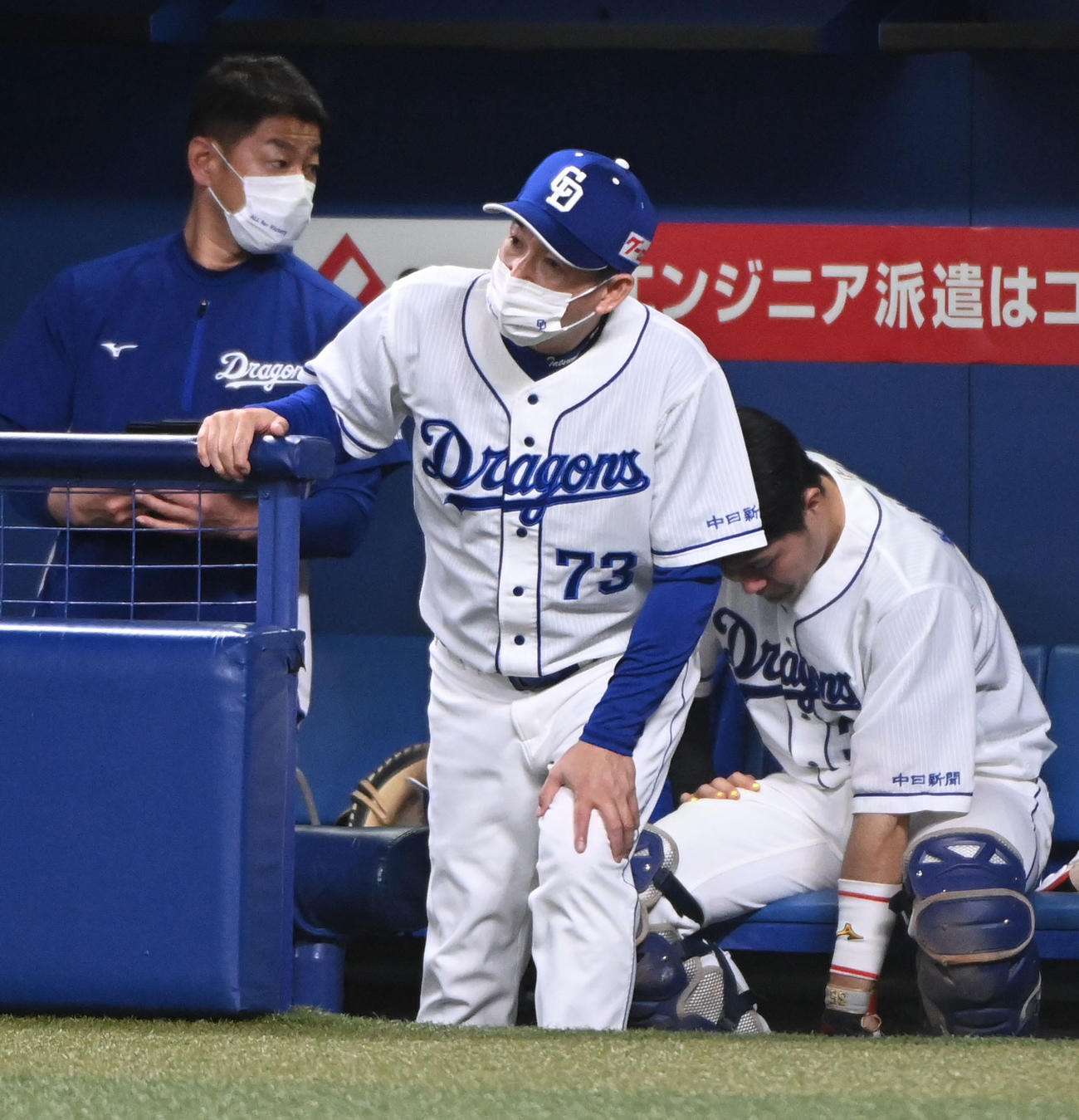 中日対ヤクルト　5回終了、選手交代を告げるため足取り重そうにベンチを出る立浪監督（撮影・森本幸一）