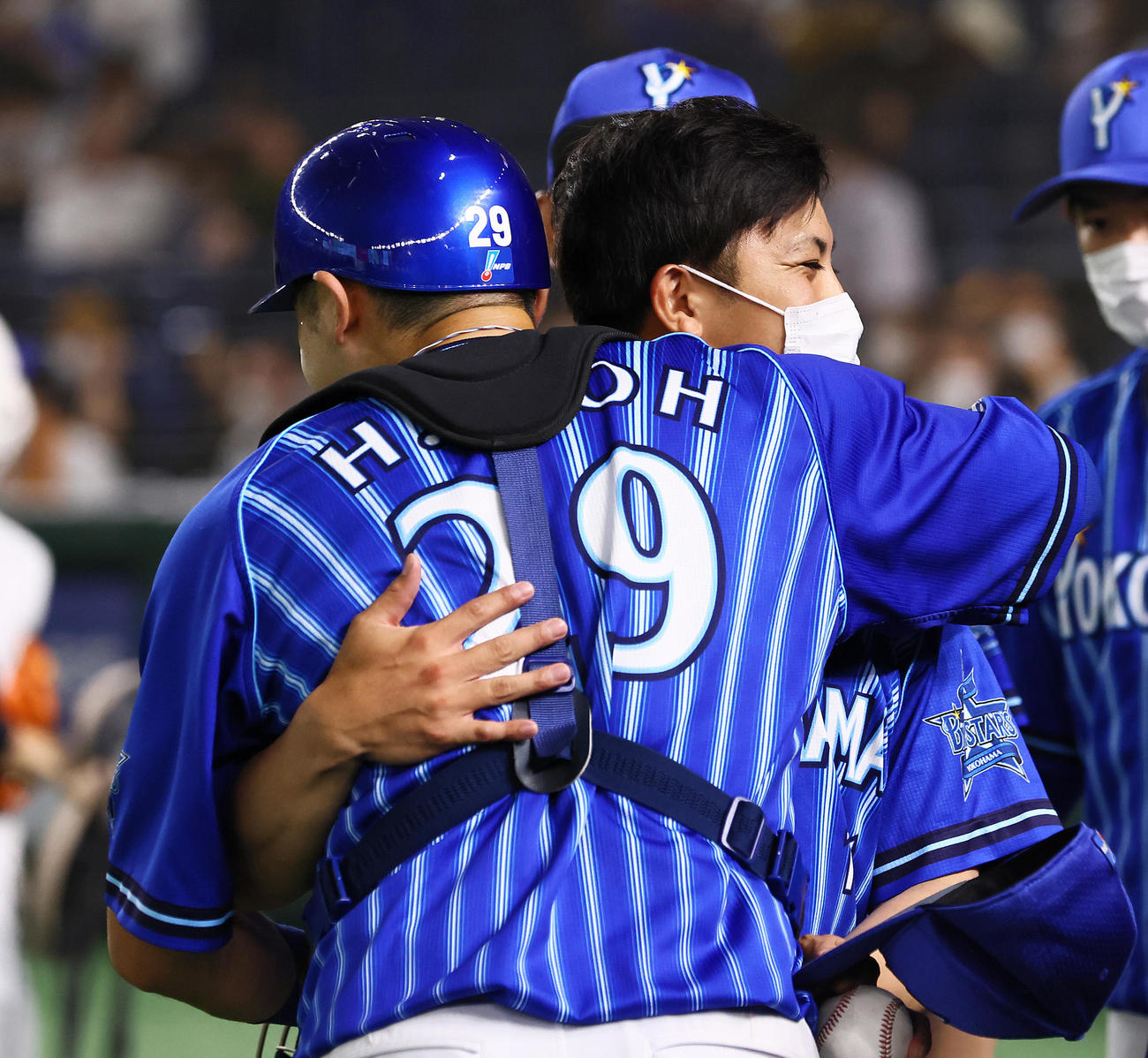 巨人対DeNA　巨人に勝利し勝利投手のDeNA東（右）は伊藤光と抱き合う（撮影・垰建太）