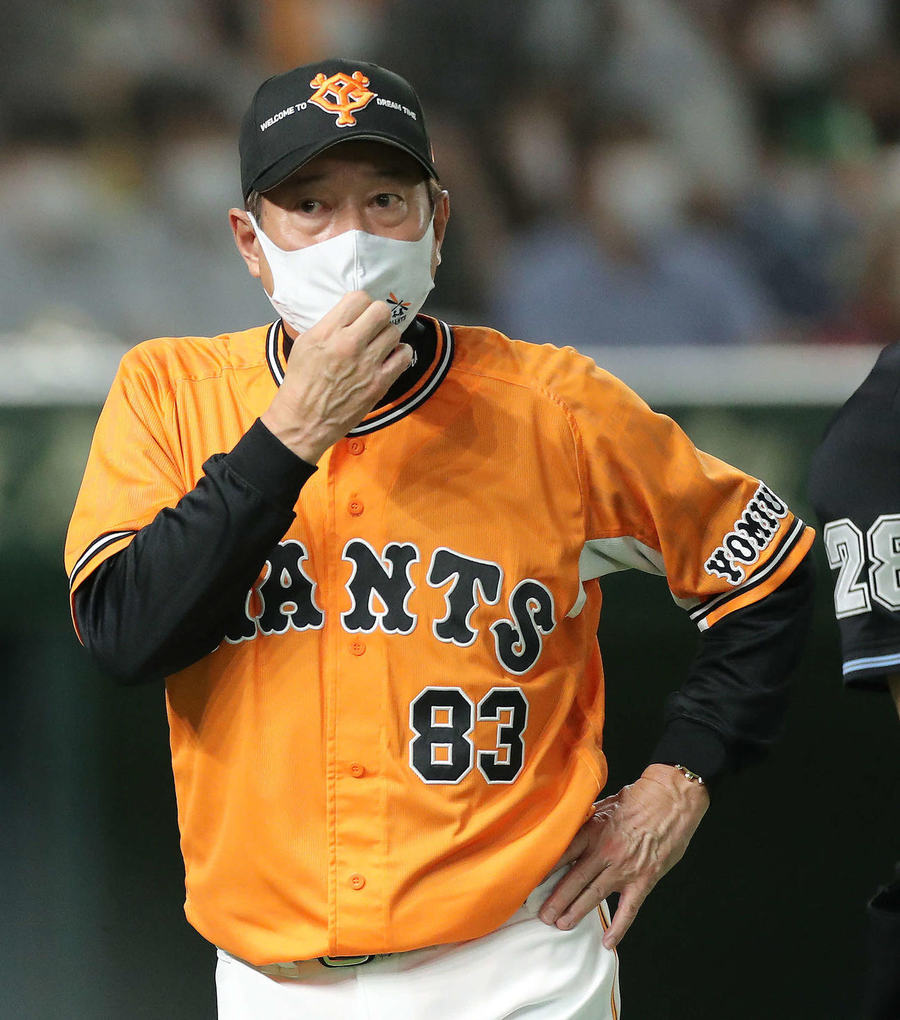 巨人対DeNA 4回裏を終え、選手交代を告げる原監督（撮影・河田真司）