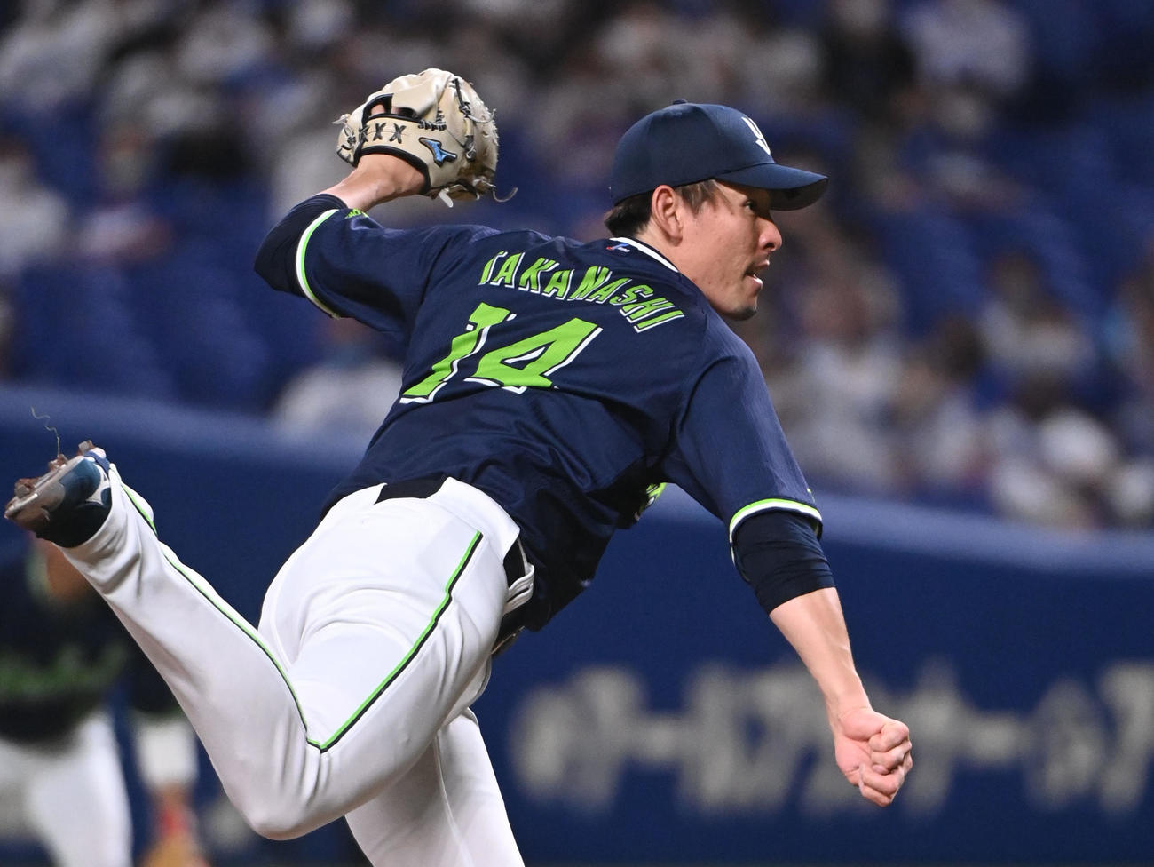 中日対ヤクルト　9回裏、力投する高梨（撮影・森本幸一）