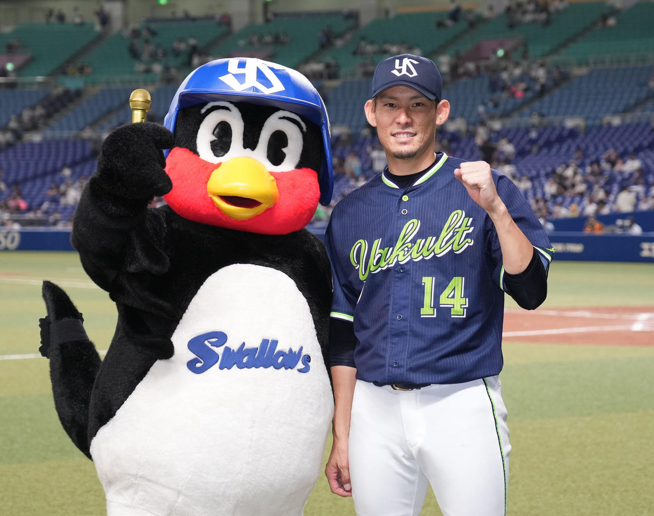 ヒーローインタビューを終えつば九郎とポーズを決めるヤクルト高梨（右）（撮影・森本幸一）