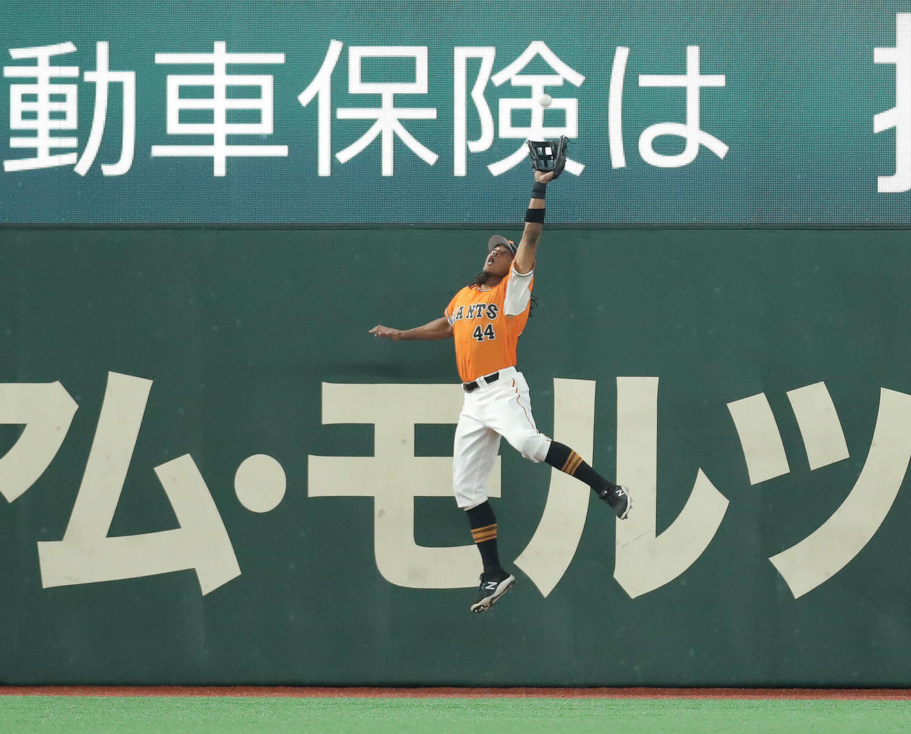 巨人対DeNA 3回表DeNA無死、佐野の左飛を好捕するウォーカー（撮影・河田真司）