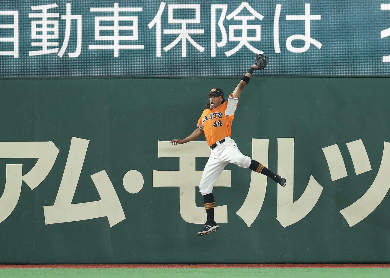 巨人対DeNA 3回表DeNA無死、佐野の左飛を好捕するウォーカー（撮影・河田真司）