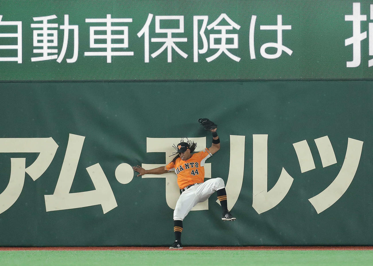 巨人対DeNA 3回表DeNA無死、佐野の左飛を好捕するウォーカー（撮影・河田真司）