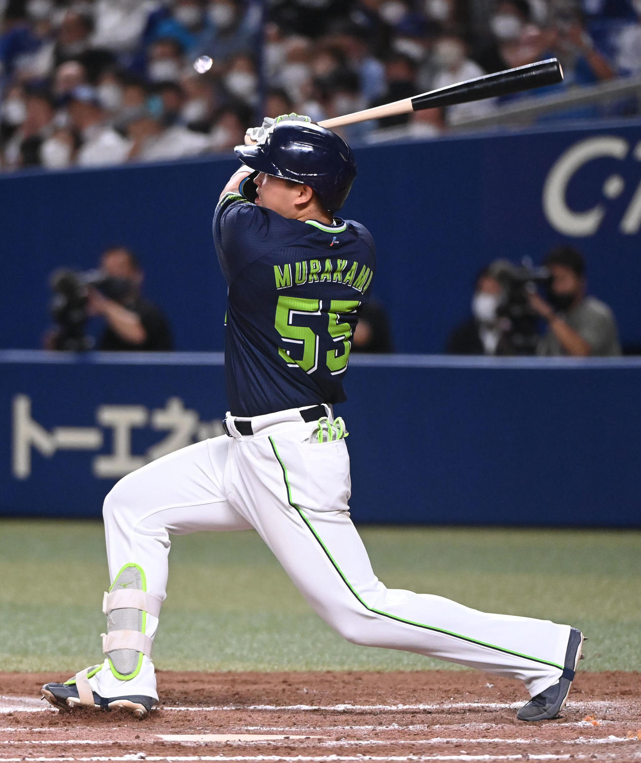 中日対ヤクルト　8回表ヤクルト2死一塁、右中間へ2点本塁打を放つ村上（撮影・森本幸一）