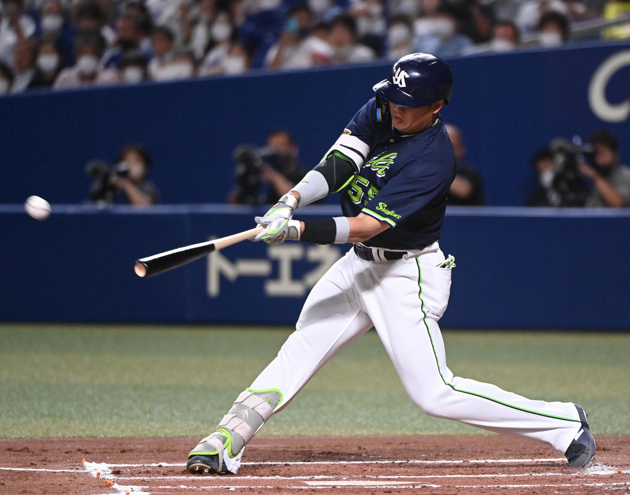 中日対ヤクルト　1回表ヤクルト無死満塁、右越え満塁本塁打を放つ村上（撮影・森本幸一）