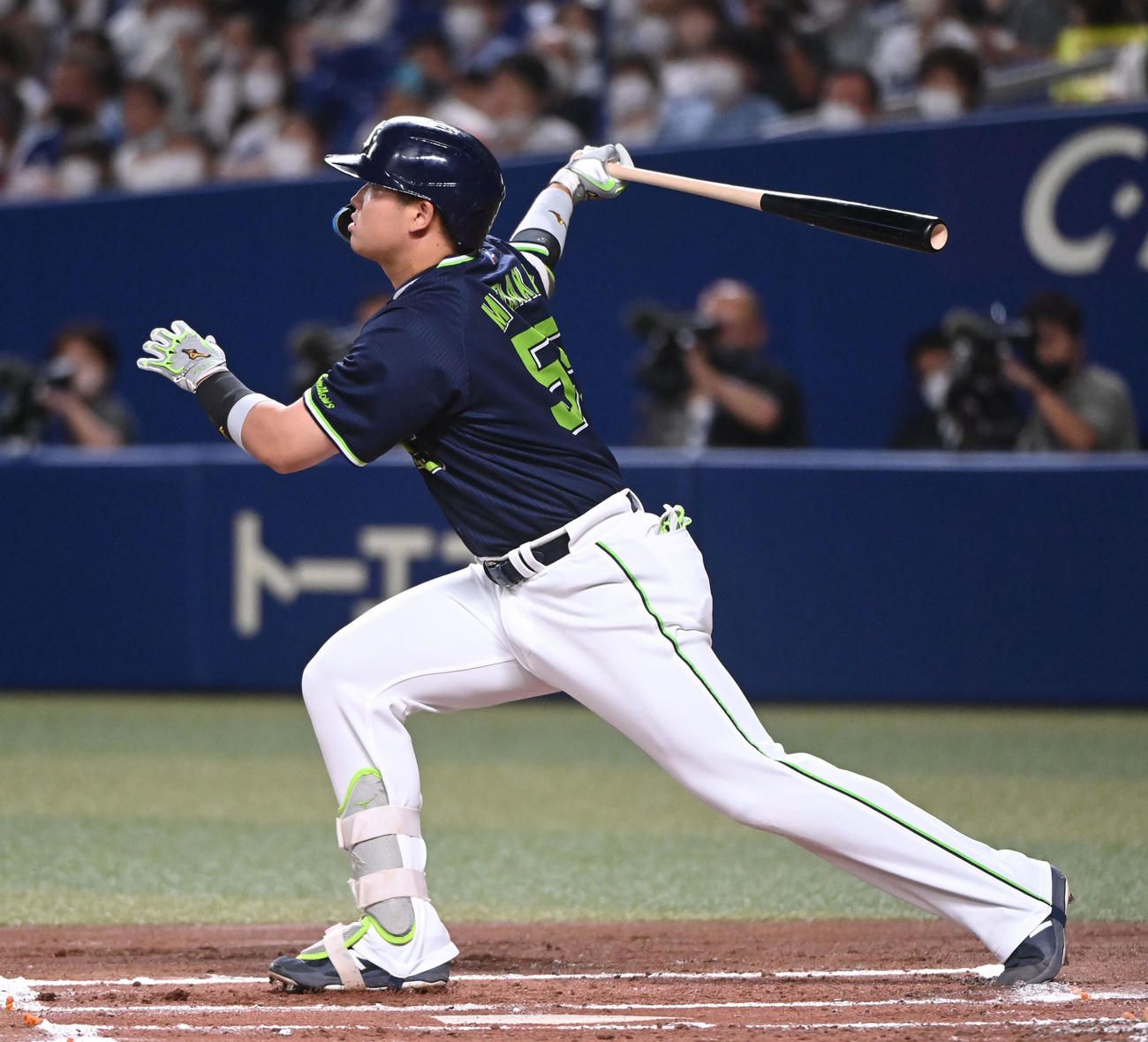 中日対ヤクルト　1回表ヤクルト無死満塁、右越え満塁本塁打を放つ村上（撮影・森本幸一）