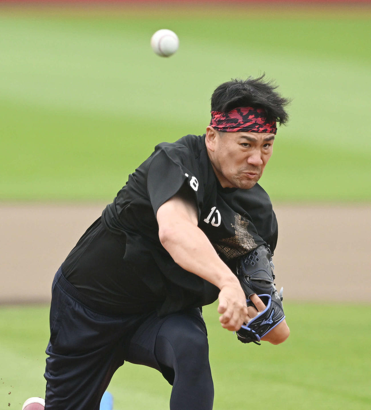 楽天生命パークのマウンドから打席に楽天黒川を立たせて投球練習する田中将（撮影・滝沢徹郎）