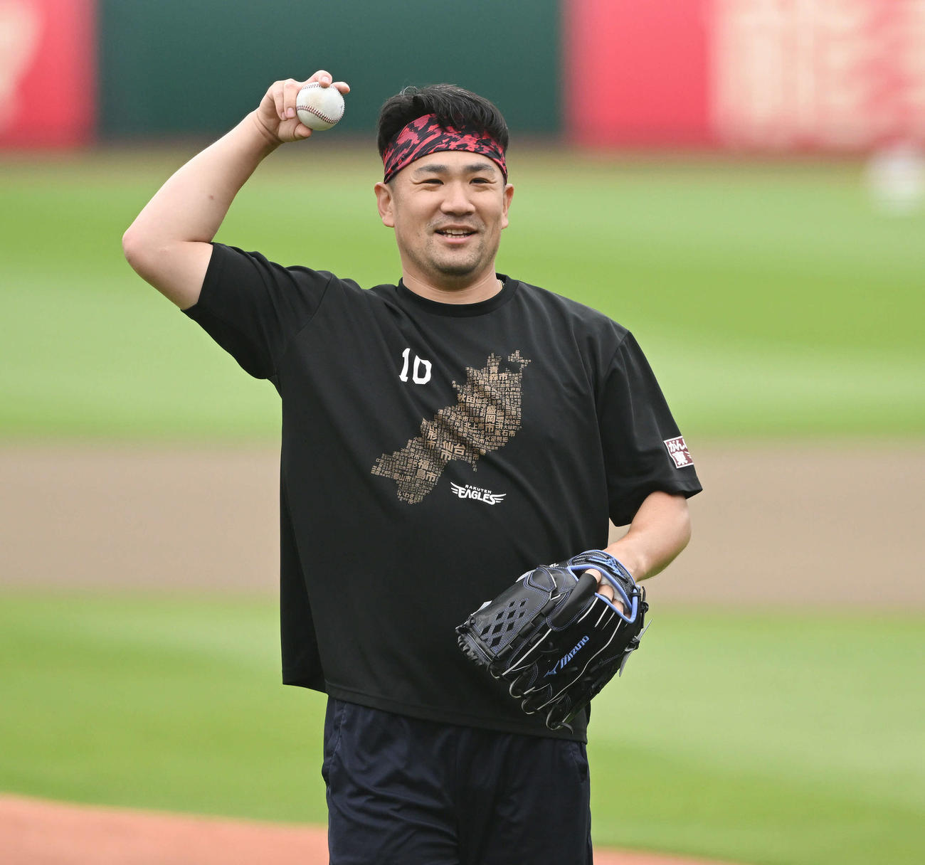 投球練習を終えて笑顔の楽天田中将（撮影・滝沢徹郎）