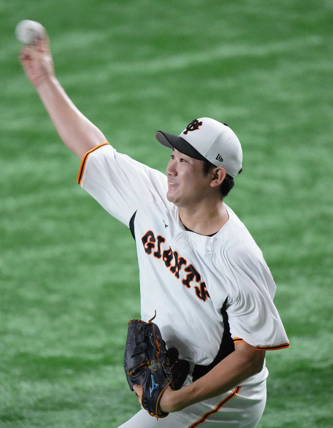 巨人対DeNA　試合前、キャッチボールで調整する巨人菅野（撮影・菅敏）