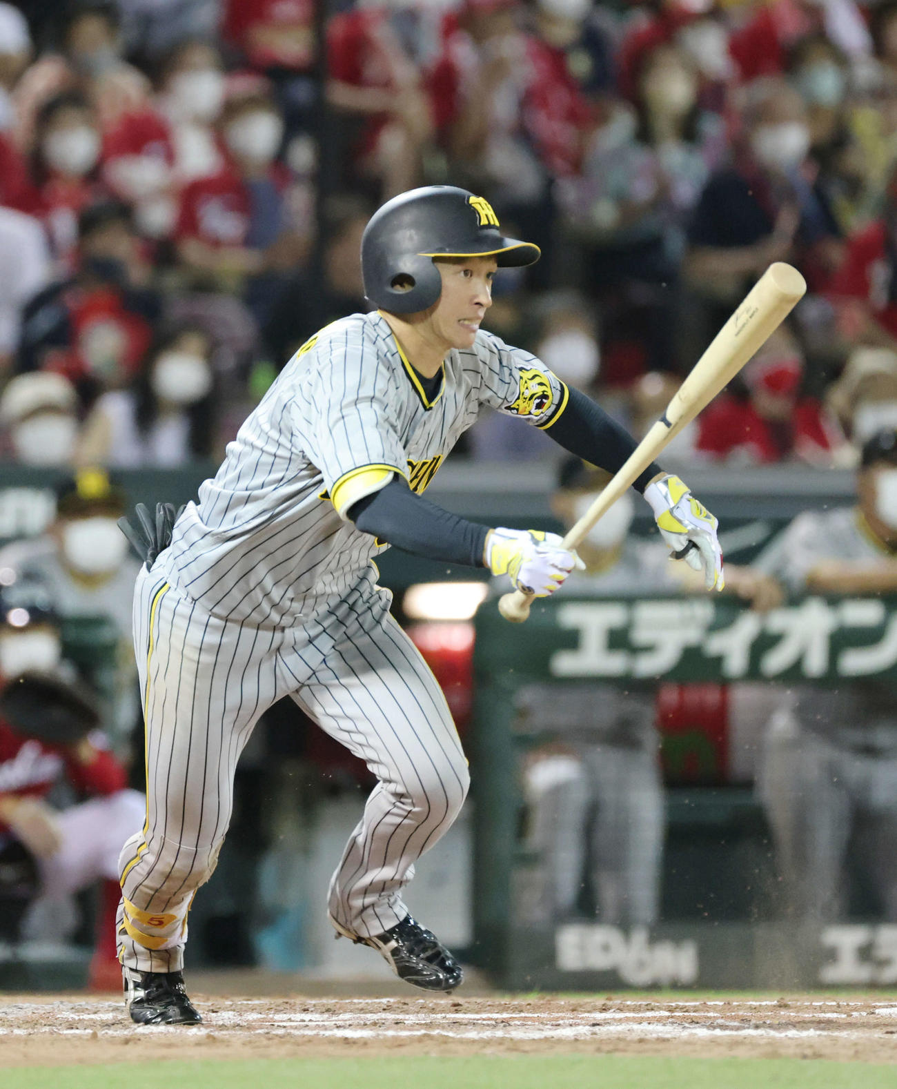広島対阪神　9回表阪神2死二塁、近本は右前に同点適時打を放つ（撮影・加藤孝規）